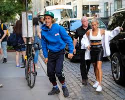Justin bieber and hailey baldwin have returned to new york, just three days after the singer popped the question to justin and hailey stayed in the bahamas for a few days to enjoy and celebrate their engagement. Justin Bieber S Jeweler On Hailey Baldwin S Engagement Ring The Design Process