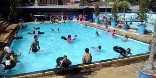 Air terjun yang mempunyai aliran cukup deras menjadi daya tarik tersendiri saat mengunjungi wisata pemandian air panas di pacet ini. 10 Kolam Renang Di Malang Yg Tiket Masuknya Dibawah Rp 50 000 Bababeli
