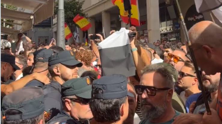 Tensión en las calles de Ceuta: manifestantes intentan acceder al hotel de Ángel  Víctor Torres y la policía interviene