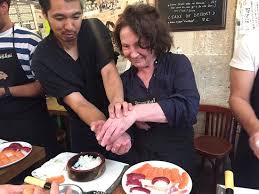 Le riz à sushi devra impérativement être refroidi à température ambiante avant d'être utilisé dans la préparation des différentes sortes de sushi. Apprendre A Faire Le Sushi C Est Fun Picture Of Wasabi Paris Tripadvisor