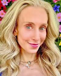 Lisa Mollick's Instagram, Twitter & Facebook