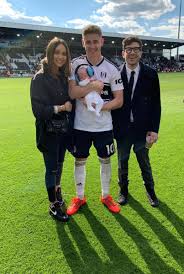Aufgrund seiner lage in fulham in der nähe des zentrums an der fulham road wurde als erstes dem fc fulham angeboten, in diesem stadion seine fußballspiele auszutragen. Tony Khan Auf Twitter Merry Christmas To All Fulhamfc Supporters On Behalf Of The Club And Our Captain Thomascairney And His Beautiful Family And From My Family And Myself Thank You All