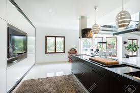Moderne Elegante Kuche Mit Hauskino Lizenzfreie Fotos Bilder Und Stock Fotografie Image 37790892