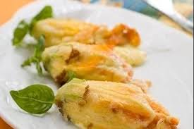 Decouvrez Cette Recette En Video Pour Apprendre Cette Recette De Petite Entree Estivale Fleur De Courgette Farcie Recette Avec Courgette Courgettes Farcies