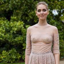 Nehme anfangs eine leichte hantel, damit du dich an die übung gewöhnst. Mit Diesen 5 Tricks Kommst Du Ohne Bh Durch Den Sommer Cosmopolitan