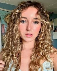 Emma Kingdon's Instagram, Twitter & Facebook