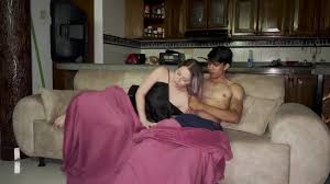 HERMANASTROS VEN PELICULAS Y TERMANAN FOLLANDO