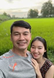 Diễn viên Tiết Cương vỡ òa đón tin vui với vợ trẻ kém 26 tuổi