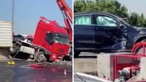 Un tir si è ribaltato e sta provocando numerosi disagi ai viaggiatori. Video Incidente Sull A1 Tir Perde Il Controllo E Invade Carreggiata Opposta