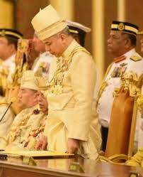 Sementara itu, timbalan yang dipertuan agong, sultan muhammad v, 42 tahun, diputerakan pada 6 oktober 1969, di kota bharu, kelantan. Warisan Raja Permaisuri Melayu Timbalan Yang Di Pertuan Agong
