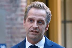 Hij wordt aangestuurd vanuit zijn controlelagen om dingen te doen die hij zelf nooit gedaan zou hebben. Opiniez Vervang Blunderkoning Hugo De Jonge Als Coronaminister