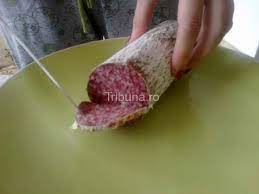 Salam de sibiu wurde früher in pferdedärme abgefüllt, was zu dem gerücht führte, die wurst würde aus pferdefleisch salam de sibiu ist eine feste salami mit einer dünnen weißen schicht edelschimmel auf der hülle. Salamul De Sibiu O Poveste De Un Secol Actualitate Tribuna
