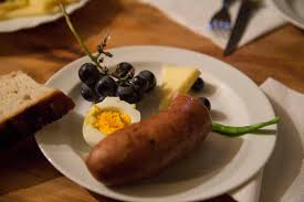 Das stadtbild von ljubljana ist einerseits durch die lange zugehörigkeit zum habsburgerreich, die fast ununterbrochen von 1278 bis 1918 andauerte. Slowenische Kuche Die Top Adressen Fur Geniesser