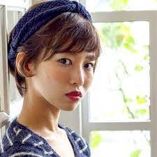 ヘアバンドを使ったヘアスタイルがかわいい 長さ別スタイル集 キナリノ ショート ヘアアレンジ ショートのヘアスタイル ボブ ヘアバンド