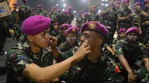 Mar 28, 2019 · terbagi dalam tni ad, tni al dan tni au, sekilas setiap satuan memiliki artibrut yang memang tak jauh berbeda. Kenali Warna Baret 3 Matra Tni Ada Yang Terilhami Selendang Nyi Roro Kidul Nasional Tempo Co