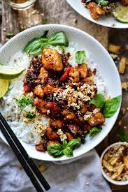 Tofu Teriyaki Vegetalien Avec Poivrons Grilles Et Riz Recette En 2021 Recette Asiatique Recette Tofu Plat Vegetarien