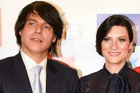 La italiana está de lo más feliz; Paolo Carta Chi E Il Compagno Di Laura Pausini E Padre Della Piccola Paola