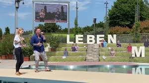 Pünktlich um 11.50 uhr (unter umständen auch erst 12.15 uhr) geht kiwi dann wieder wöchentlich auf sendung. Zdf Fernsehgarten Dicke Uberraschung Florian Silbereisen Ubernimmt Moderation Von Andrea Kiewel Schlager