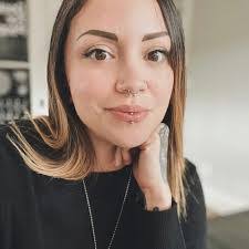 Ashley Pinkston's Instagram, Twitter & Facebook