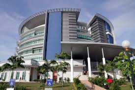 Pohon raksasa tumbuh di halaman dan dindingnya bercat. Sekolah Dan Universitas Terbaik Di Malaysia