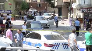 Köpekleri kurtarmak için toprağı elleriyle kazdılar. Istanbul Esenyurt Ta Polise Silahli Saldiri Son Dakika Haberleri