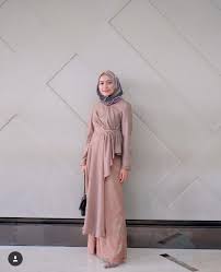Bagi anda wanita muslimah yang menggunakan hijab tentu harus selektif dalam mengkombinasikan pakaian. Kebaya Dress Modern Hijab Off 65 Www Daralnahda Com