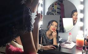 Henderson , 2015 yılında kedah kraliyet ailesinin bir üyesi olan tunku dato 'harrunnarasheed putra tunku annuar ile evlendi. Watch And Learn Che Puan Amelia Thripura Henderson S Beauty Secrets Tatler Malaysia