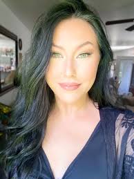 who does great professional makeup?