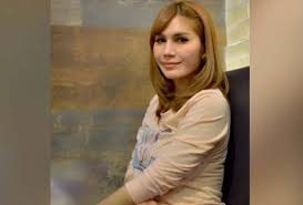 Erin arra bíztatja a srácokat, hogy kezdjék el papírra vetni a saját élményeiket. Hentikan Bercakap Tentang Isu Jantina Saya Sajat Kuala Lumpur Ahli Perniagaan Yang Juga Instafamous Nur Sajat Meminta Ora High Neck Dress Women Neck Dress