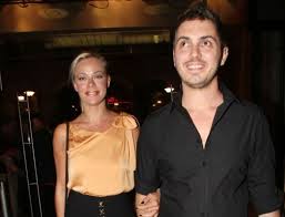 Κλήθηκαν να ερευνήσουν την υπόθεση, έφτασαν στο σημείο, αλλά δεν ανέβηκαν ποτέ στο διαμέρισμα του ζευγαριού για να δουν τι ακριβώς συνέβαινε. Zeta Makrypoylia Mixalhs Xatzhgiannhs H Agnwsth Egkymosynh Kai H Diafwnia Toy Zeygarioy Newshare Gr