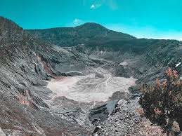 Gunung tangkuban perahu adalah salah satu gunung berapi yang terdapat di jawa barat. Fakta Fakta Gunung Tangkuban Parahu Objek Wisata Paling Populer Di Jabar Merahputih