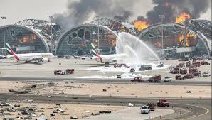 💥 Explosion sur le tarmac de l'aéroport de Dubaï Des images diffusées sur  les réseaux sociaux le 7 mars montrent une importante fumée s'élevant  au-dessus de l'aéroport international de Dubaï, le plus