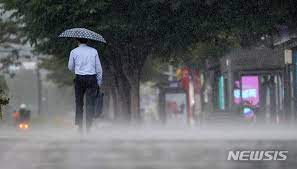 romanized: it's a rainy day heeojigien ajigeun jom ireun deutae why why why i saebyeoge deonggeureoni namgyeojeo beorin. Ddmclej61wjqjm