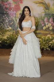 Весільна зачіска від тетяни кшик. 12 Times Janhvi Kapoor Maxed Wedding Guest Style Vogue India