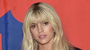 She became internationally known for playing kim bauer in the series 24 (2001); Model Devon Windsor Dragged For Comparing Racism To Getting Highlights Allure