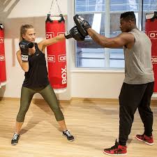 How To Throw A Boxing Punch With Perfect Form Boxing Basics Boxing Techniques Boxing Stance