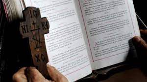 Practica de a deschide cartea este o practică pe care nu o găsim în nici o carte de cult și care este contrară regulilor stabilite de biserică pentru săvârșirea cultului. AdevÄƒrul Despre PreoÅ£ii Care Deschid Cartea PuÅ£inÄƒ Lume Stie Ce SemnificÄƒ De Fapt E Incredibil