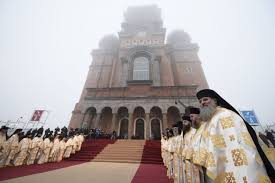 Piatra de temelie a lăcașului de cult a fost pusă în februarie 2011 și data finalizării sale era preconizată a fi la sfârșitul anului 2018. Catedrala Mantuirii Neamului A Fost SfinÅ£itÄ Cel Mai Mare LÄcaÈ De Cult Din Romania Are Patru BuncÄre Antiatomice Ziarul Romanesc Germania