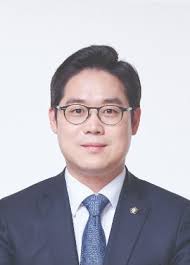 그동안 참 못된 짓을 많이 한 것 같습니다. ì„œìš¸ì§€ë°©ë³€í˜¸ì‚¬íšŒìž¥ì— ì²« ë¡œìŠ¤ì¿¨ ì¶œì‹  ê¹€ì •ìš± ë‹¹ì„ 