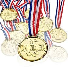 Este artículo incluye la lista de todas las medallas de los juegos olímpicos desde 1896. Amazon Com Medalla De Oro Ganador Collares 1 5 Inches Pack De 12 Oro Plastico Winner Premios Para Concursos Juegos De Deportes Etc Para Ninos Gran Fiesta Regalos Bolsa Stuffers Fun