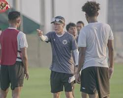 Image of Shin Taeyong memberikan instruksi kepada pemain Timnas Indonesia