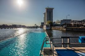 Flussschwimmbad In Der Spree Urbanes Erholungsgebiet Stadtstrand 1500qm Eventflache Fur Corporate Events Schwimmende Badeans Stadtstrand Schwimmbader Baden