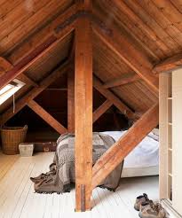 1001 Idees Deco De Chambre Sous Pente Cocoon Toiture En Bois Placard De Grenier Design De Chambre Mansardee