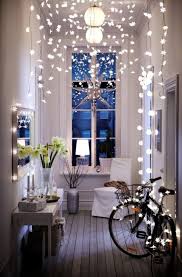 Et Pourquoi Pas Une Deco De Noel En Noir Et Blanc Misez Sur Les Lumieres Et Les Details En Bois Pour Rechauffer L Ambiance I Deco Idee Deco Inspiration Deco