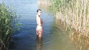 Nackt im See baden