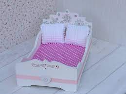 Die vielen tollen und unverwechselbaren designs haben leider auch den nachteil des gehobenen preises. Prinzessinnen Bett Mit Bettwasche Kissen Teppich