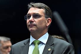 Việc Flávio Bolsonaro ra ứng cử khiến Tarcísio phải hóa trang thành chú hề.