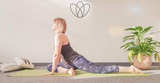 This pose helps open up the hip flexors. Wirkungen Der Taube Kapotasana Yogamaya