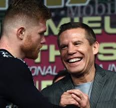 Catchweight of 164.5 pounds for this bout. Julio Cesar Chavez Sr Tries To Take Off His Headgear Mid Fight Invites Canelo Alvarez To His Corner Essentiallysports
