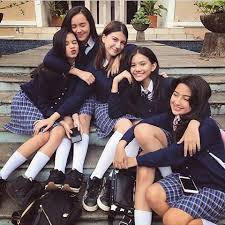 Randy menekankan bahwa foto asli yang sebenarnya menampilkan dia sedang berenang dengan keluarga dan cassandra. Sinetron Bff Jiplak Pretty Little Liars Layar Id